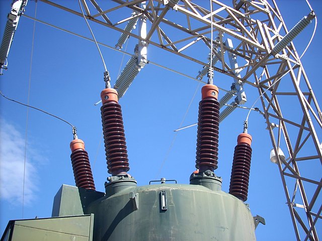 Aisladores eléctricos de una torre de alta tensión